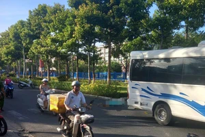 Người đàn ông mặc đồ bệnh nhân 2 lần lao vào xe khách 