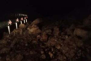 Sạt lở trên đèo Le, giao thông về huyện miền núi Quảng Nam chia cắt