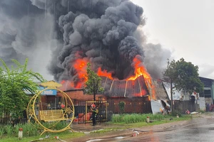 Cửa hàng điện nước cháy dữ dội, cảnh sát phong toả tuyến đường để chữa cháy