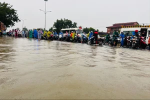 Hàng trăm công nhân ở Quảng Nam mắc kẹt vì đường ngập