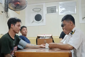 Tàu Hải quân 467 đang đưa 78 ngư dân về Quảng Nam