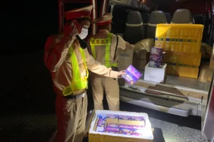 Xe khách chở gần 5.000 viên pháo lậu về Đà Nẵng. Ảnh: TN