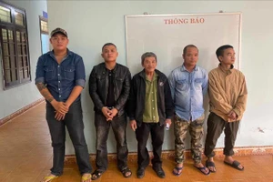 Cùng con trai đi giải quyết mâu thuẫn, người cha bị khởi tố