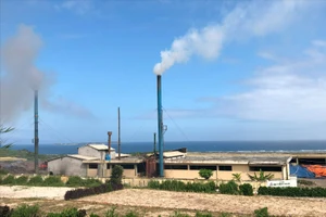 Nam công nhân trèo lên miệng lò nhà máy rác không may trượt tay rơi xuống đất tử vong. Ảnh: CTV