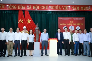 Lễ bàn giao hai chi tiết con ốc và đoá hoa sen trên tay cầm của bảo vật quốc gia tượng Bồ tát Tara. Ảnh: TL