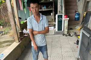 Mạnh test thử súng làm đạn lạc găm trúng ngực người phụ nữ. Ảnh: CA