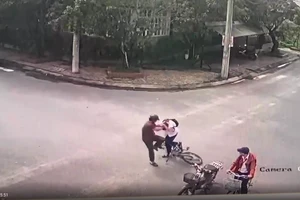 Phan Thượng Mỹ đánh học sinh lớp 9 nhập viện lãnh án 2 năm tù treo. Ảnh: Cắt từ clip