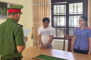 Trí tự nhận có khả năng làm sổ đỏ để chiếm đoạt tiền của bị hại. Ảnh: CA