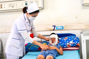 Tia lửa tiếp xúc làm bóng bay phát nổ, bé trai bị bỏng. Ảnh: TN