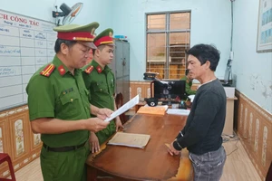 Châu bị bắt cướp tài sản, giữ người và hiếp dâm người tình cũ. Ảnh: CA