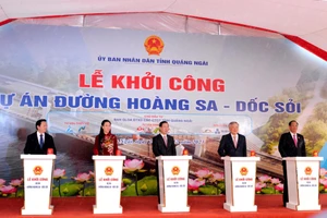 Chủ tịch nước Võ Văn Thưởng bấm nút khởi công dự án đường Hoàng Sa - Dốc Sỏi. Ảnh: TN