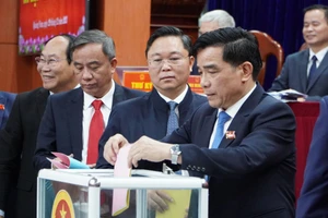 Phó Bí thư Thường trực Tỉnh ủy Lê Văn Dũng (đang bỏ phiếu) được Bộ Chính trị phân công điều hành Đảng bộ tỉnh Quảng Nam. Ảnh: THANH NHẬT