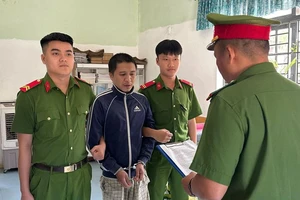 Sỹ bị bắt vì cầm dao doạ cha, chém chú gây thương tích. Ảnh: CA