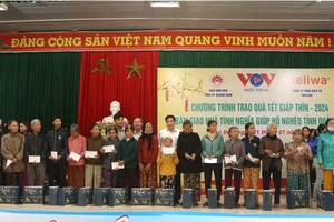 VOV Miền Trung phối hợp với các cơ quan, doanh nghiệp trao quà và bàn giao nhà cho hộ nghèo ở huyện Hiệp Đức.