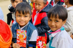 Học sinh toàn huyện miền núi Nam Trà My được nhận lì xì trong tiết chào cờ đầu tiên của năm Giáp Thìn. Ảnh: FB