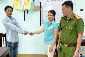 Bà Lũy bán vé số dạo đã nhặt được 50 triệu của anh Cường. Ảnh: CA