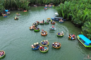 Du khách nườm nượp đổ về tham quan rừng dừa Bảy Mẫu. Ảnh: TN