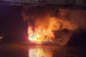 Tàu cá ngư dân bốc cháy dữ dội. Ảnh: CTV