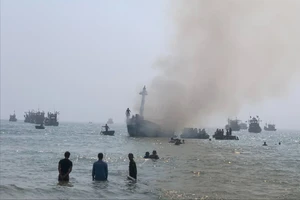 Tàu cá tiền tỉ của ngư dân Quảng Ngãi bốc cháy khi đang neo đậu gần bờ. Ảnh: TN