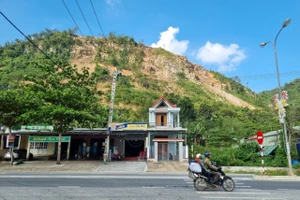 Sau tiếng nổ mìn, tảng đá khoảng 4 tấn lăn xuống làm sập nhà dân. Ảnh: TN