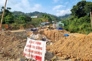 Sau trận sạt lở kinh hoàng xảy ra năm 2020, đường đi các xã vùng cao huyện Phước Sơn tan hoang. Ảnh: THANH NHẬT