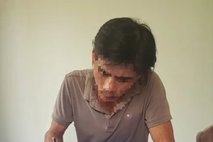 Công an mời gã đàn ông đánh vợ hờ dã man làm việc. Ảnh: PT