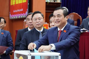 Miễn nhiệm chủ tịch HĐND tỉnh Quảng Nam đối với ông Phan Việt Cường (đang bỏ phiếu). Ảnh: TN