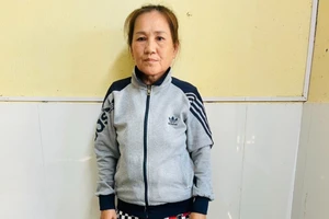 Giở trò không đủ tiền, người phụ nữ trộm dây chuyền của tiệm vàng. Ảnh: CA