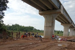 Đi dạo chơi gần công trường, một công nhân rơi xuống sông mất tích. Ảnh: TN