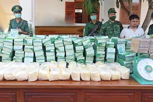Bắt 8 người quốc tịch Lào mang 198kg ma túy vào Việt Nam. Ảnh: BP