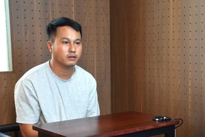 Phúc lên mạng mua linh kiện chế tạo súng về lắp ráp để bán cho khách. Ảnh: CA