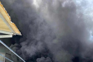 Cháy lớn xưởng sản xuất bao bì ở Quảng Nam