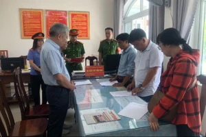 Nhận hối lộ, nguyên trưởng Phòng GD&ĐT TP Hội An và thuộc cấp bị bắt. Ảnh: CA