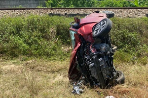 Ô tô bị tàu hoả tông trực diện, văng xa 10m. Ảnh: TN