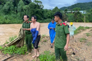 Bộ trưởng Lương Tam Quang gửi thư khen công an cứu người bị cô lập giữa dòng lũ. Ảnh: CA