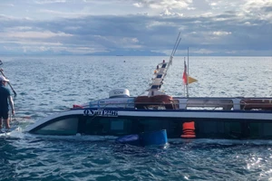 Chiếc ca nô chở 23 người chìm trên vùng biển Cù Lao Chàm. Ảnh: TN