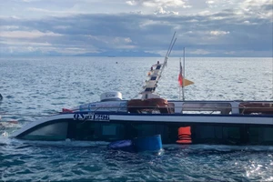 Ca nô du lịch chìm ở Cù Lao Chàm. Ảnh: TN