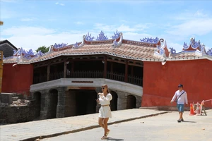 'Lạ mắt' với hình ảnh Chùa Cầu sau trùng tu. Ảnh: TN