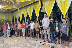 Những người liên quan đến vụ việc chơi xóc đĩa trong đám tang ở huyện Đại Lộc. Ảnh: CA