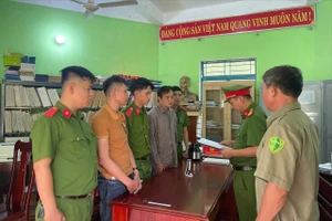 Công an bắt 2 bị can lừa đảo chạy án. Ảnh: CA