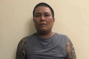 Bị can trốn truy nã bị bắt khi đang chăm nuôi người bệnh. Ảnh: CA