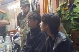 Cảnh sát bắt giữ 2 thiếu niên mang súng tự chế đi gây rối. Ảnh: CA