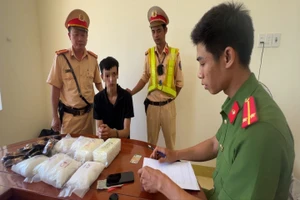 Công an Quảng Ngãi bắt 6kg ma túy cất giấu tinh vi trong lon sữa yến mạch. Ảnh: CA