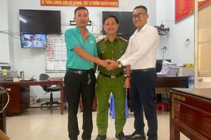 Bỗng dưng nhận 660 triệu, tài xế taxi tìm đến trụ sở công an trình báo. Ảnh: TN