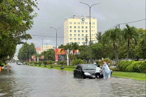 Quảng Nam: Ô tô, xe máy lội nước trên đường ngày đầu tuần
