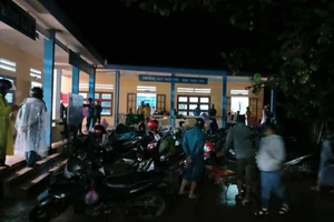 Di dời khẩn cấp cả khu dân cư vì quả đồi phía sau nứt toác