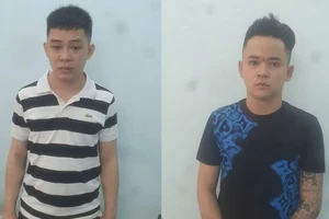 Cho rằng bị nhìn đểu, 2 thanh niên xuống xe đánh, đâm nạn nhân