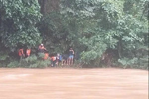 Cháu bé 2 tuổi nghi rơi xuống suối mất tích