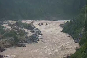 Dùng ròng rọc giải cứu 4 người mắc kẹt giữa dòng lũ