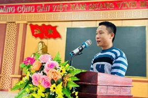 Khen thưởng 'người hùng' cứu 3 học sinh bị lũ cuốn